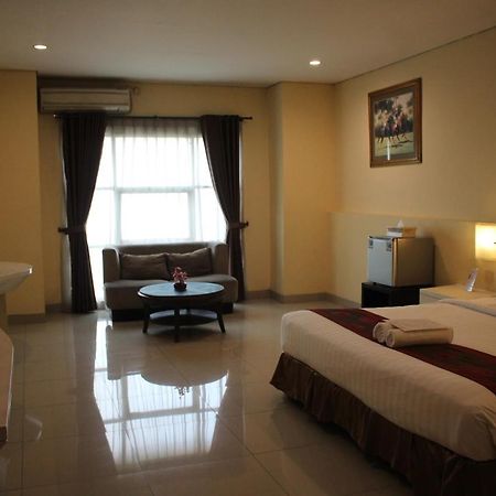 President Executive Club Hotel Cikarang Kültér fotó