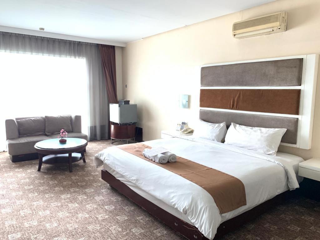 President Executive Club Hotel Cikarang Kültér fotó