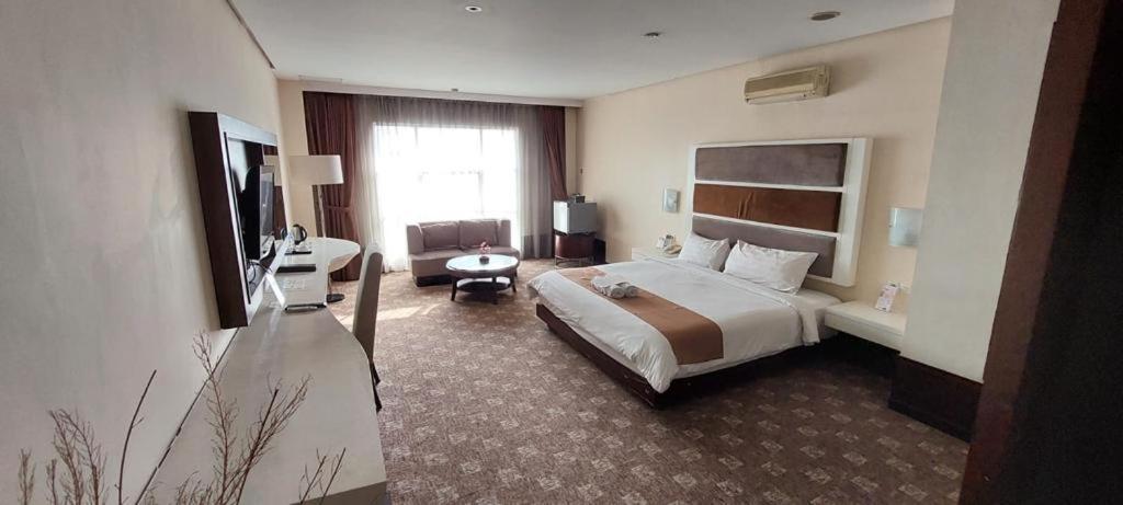 President Executive Club Hotel Cikarang Kültér fotó