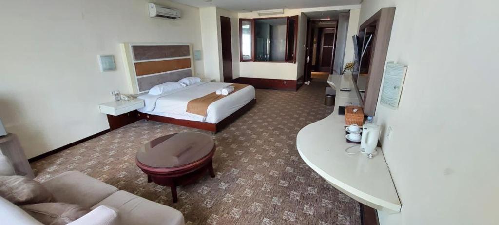 President Executive Club Hotel Cikarang Kültér fotó