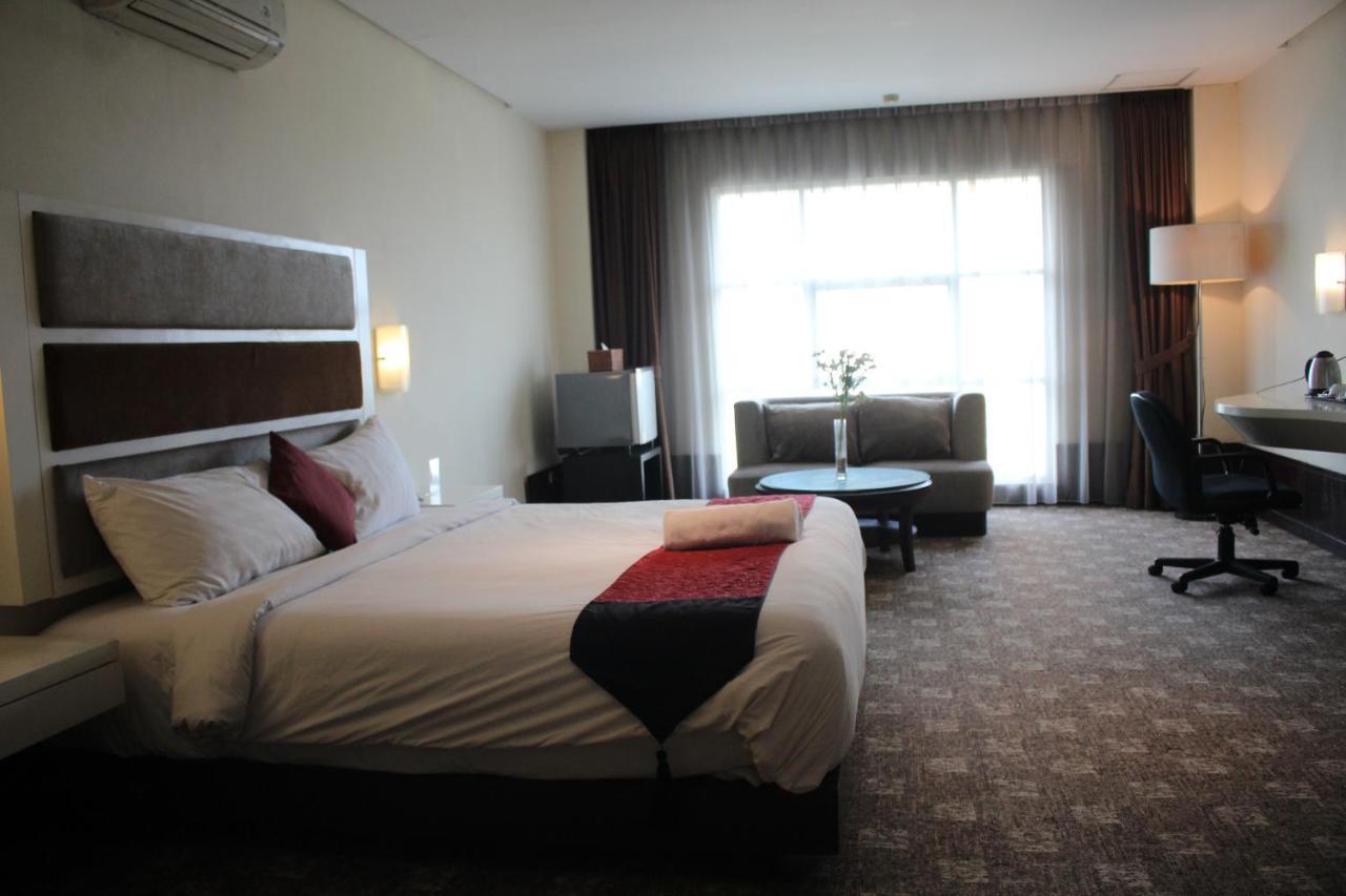 President Executive Club Hotel Cikarang Kültér fotó