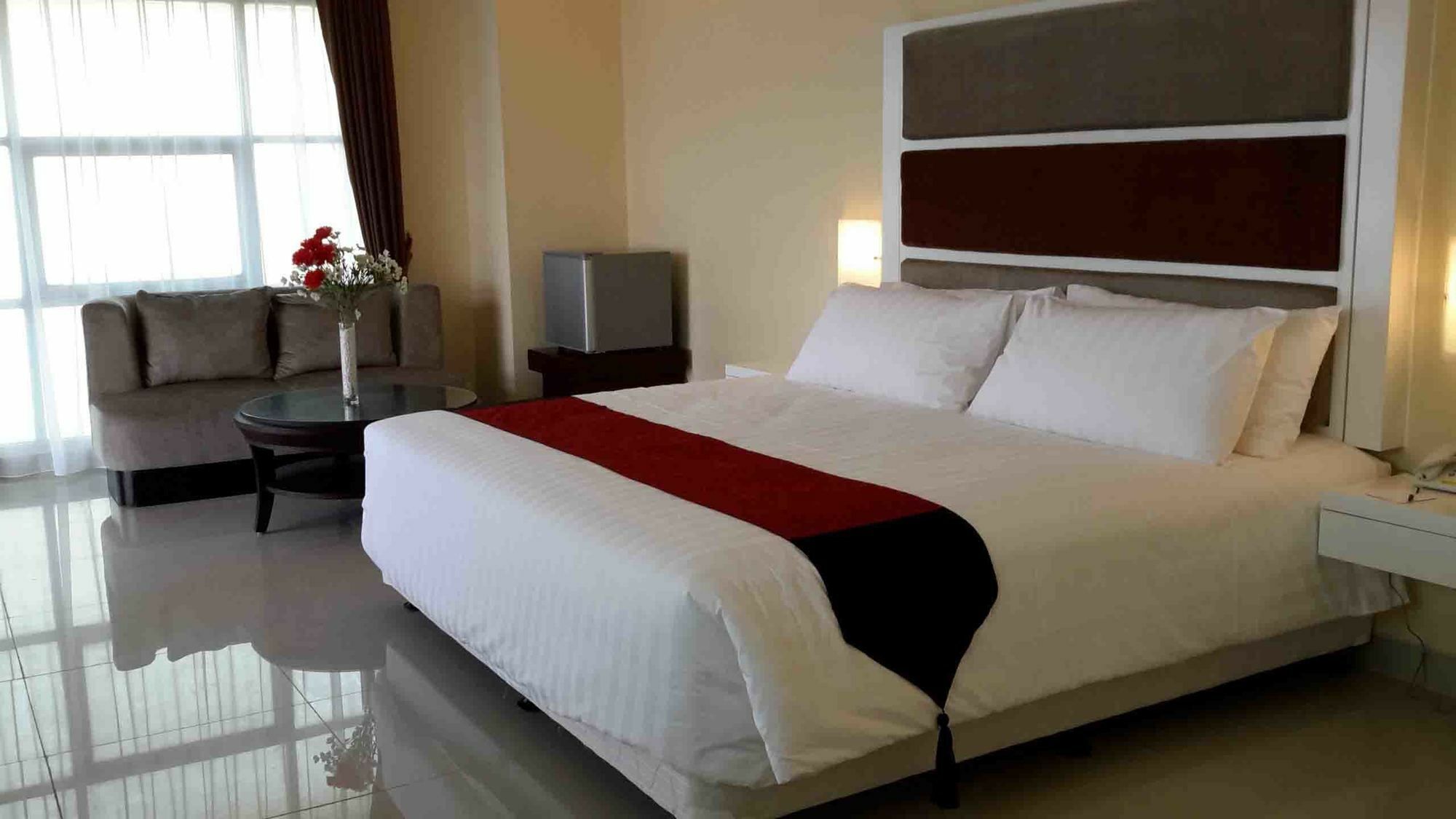 President Executive Club Hotel Cikarang Kültér fotó