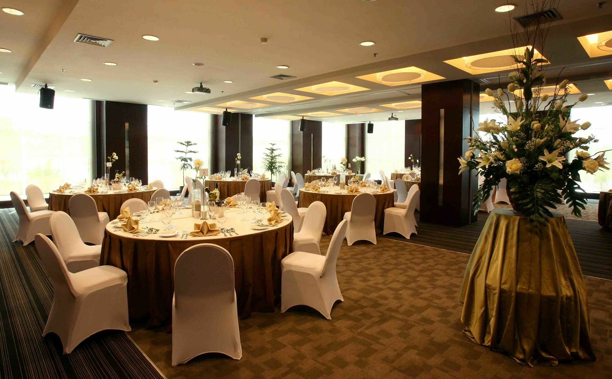 President Executive Club Hotel Cikarang Kültér fotó