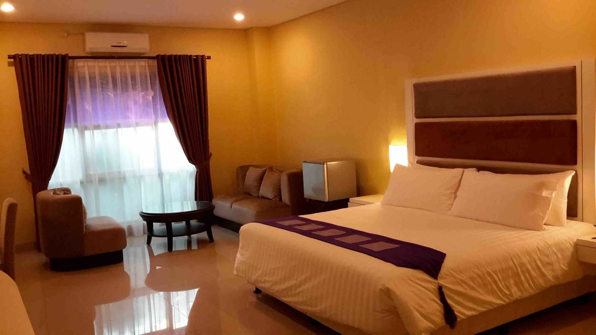 President Executive Club Hotel Cikarang Kültér fotó