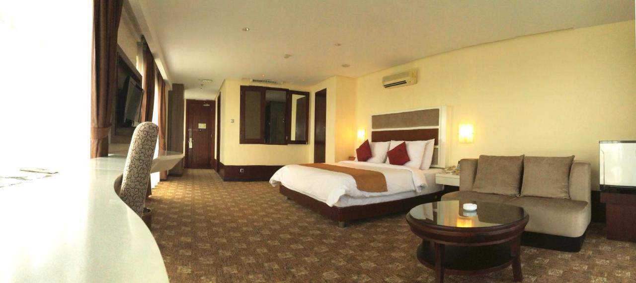 President Executive Club Hotel Cikarang Kültér fotó